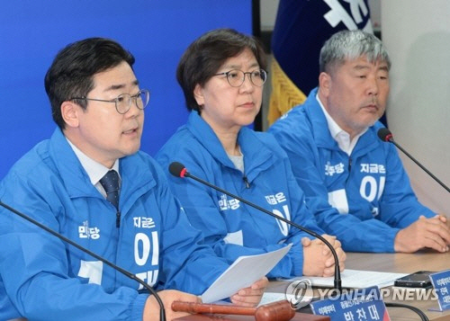 더불어민주당 상임총괄선대위원장인 박찬대(왼쪽) 원내대표가 9일 서울 여의도 민주당 중앙당사에서 열린 중앙선거대책위원회의에서 발언하고 있다. [연합뉴스]